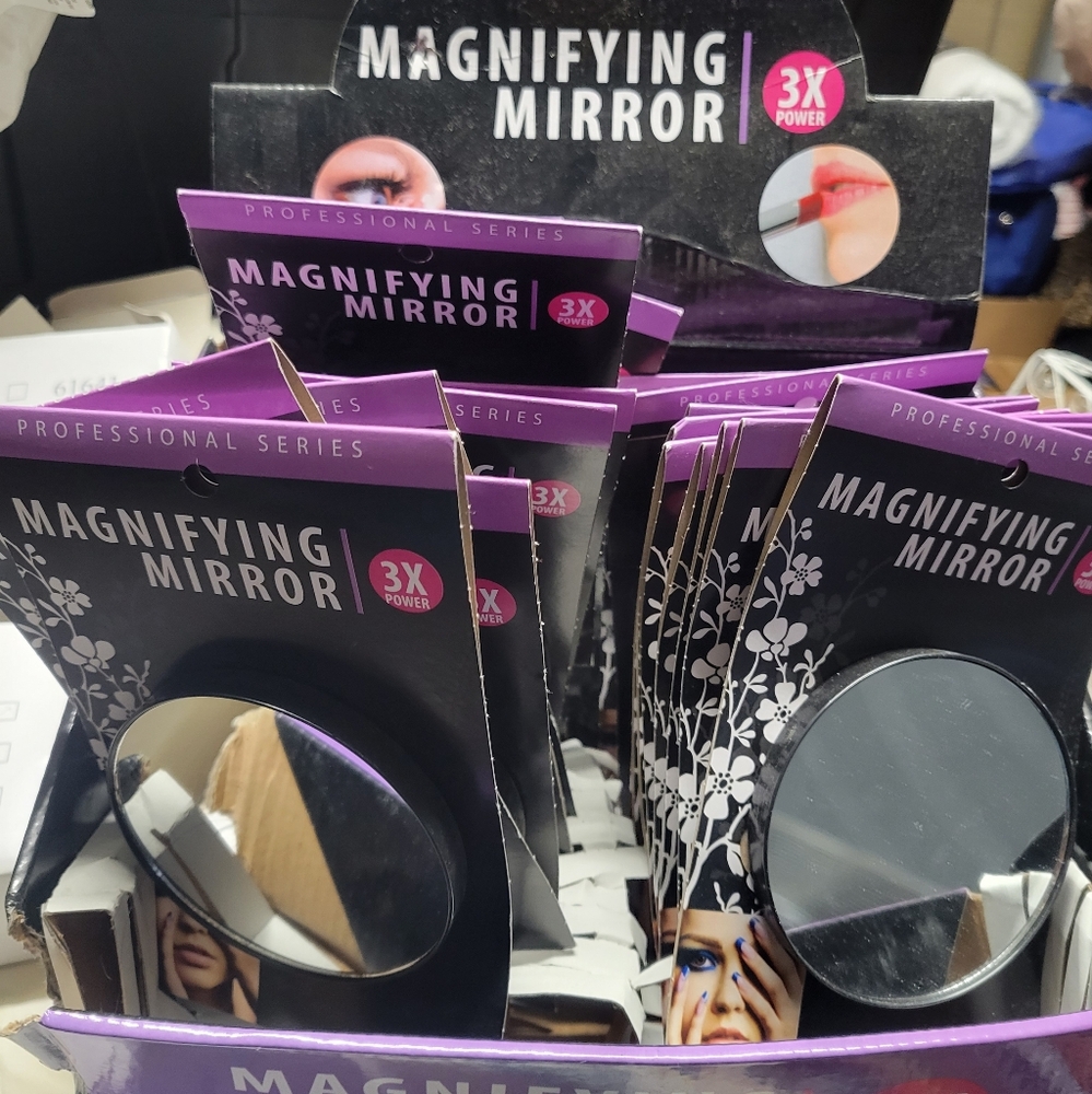 New magnifying mirror with suction cups 3x